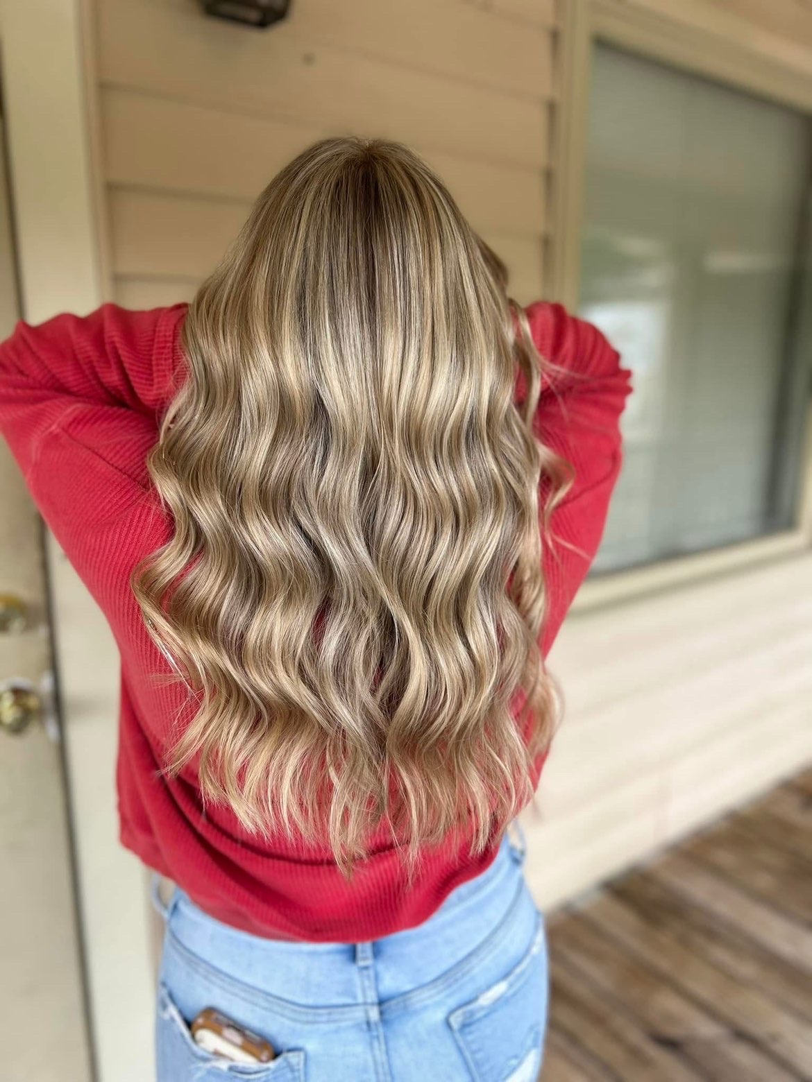 Buttery blonde highlights with beachy waves